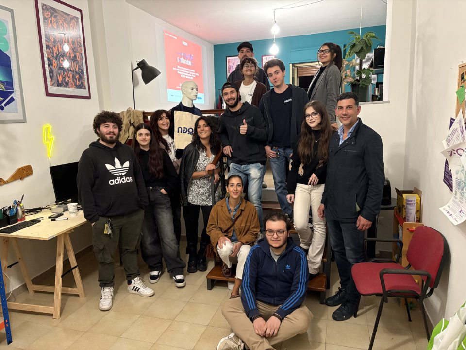 Group photo at Casa Naqah, Siamo Comunità